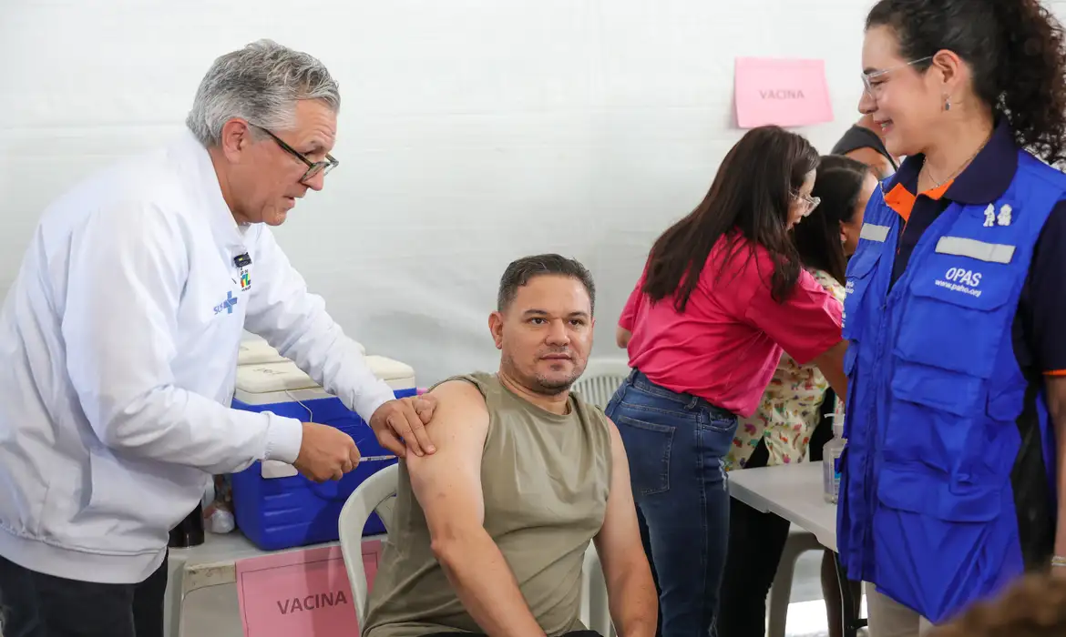 Em Dia D de Vacinação, Padilha garante a segurança da imunização