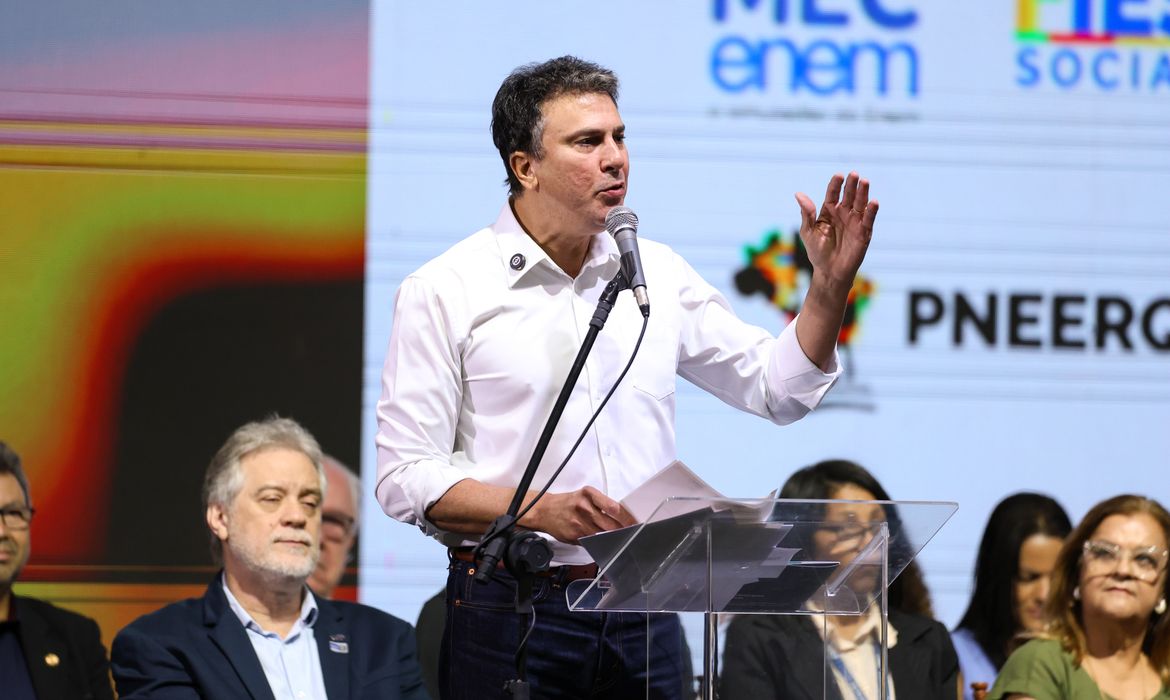 Ministro da Educação diz que professor tem que ser bem remunerado