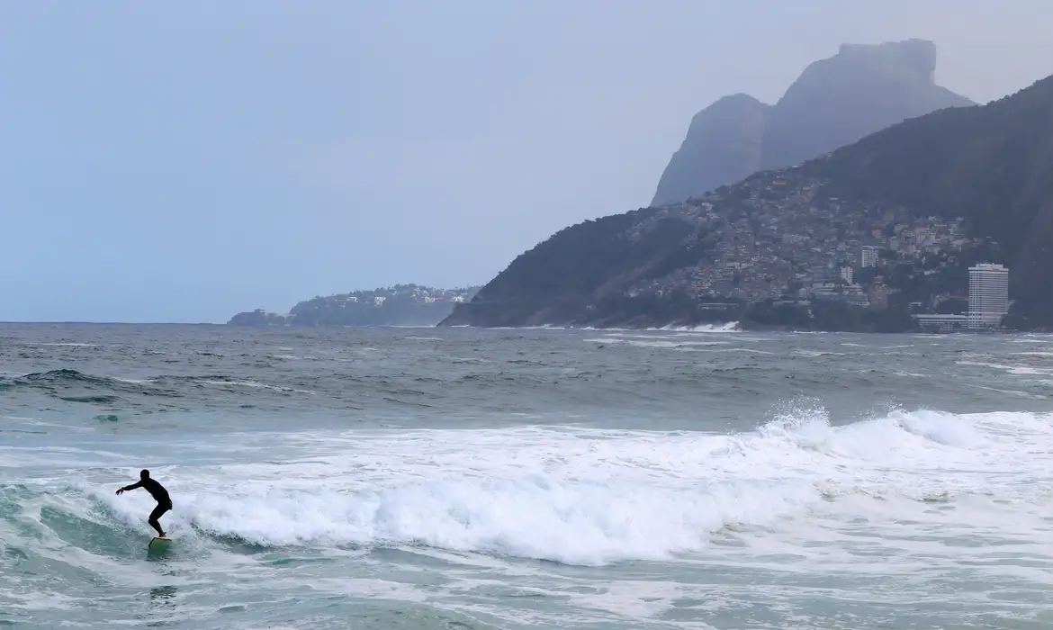 Fim de semana no Rio terá mar de ressaca e frente fria