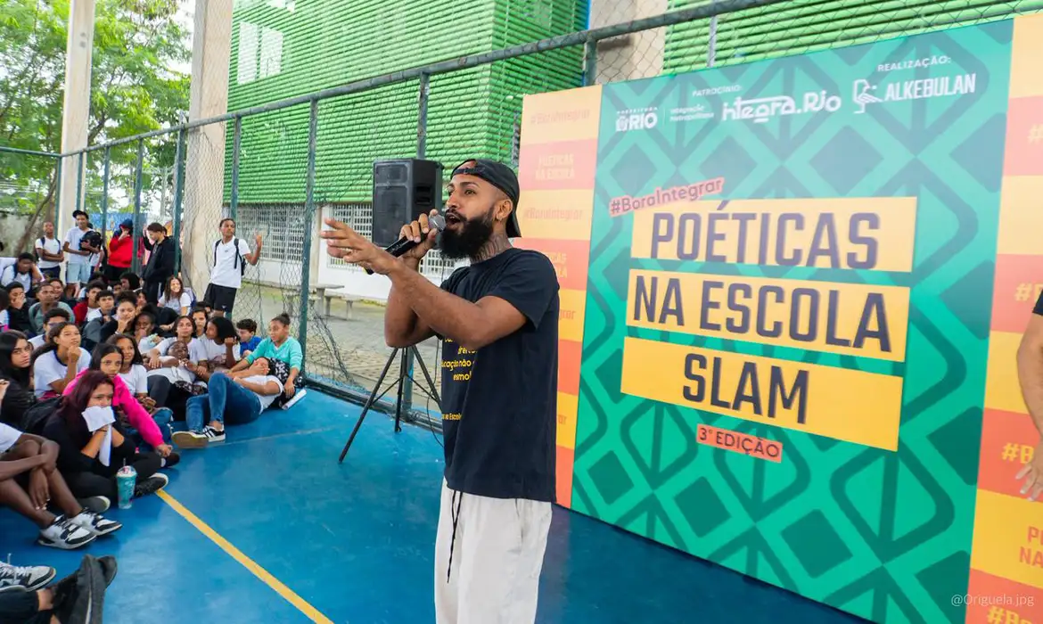 Projeto leva batalha de poesias a escolas públicas do Rio de Janeiro