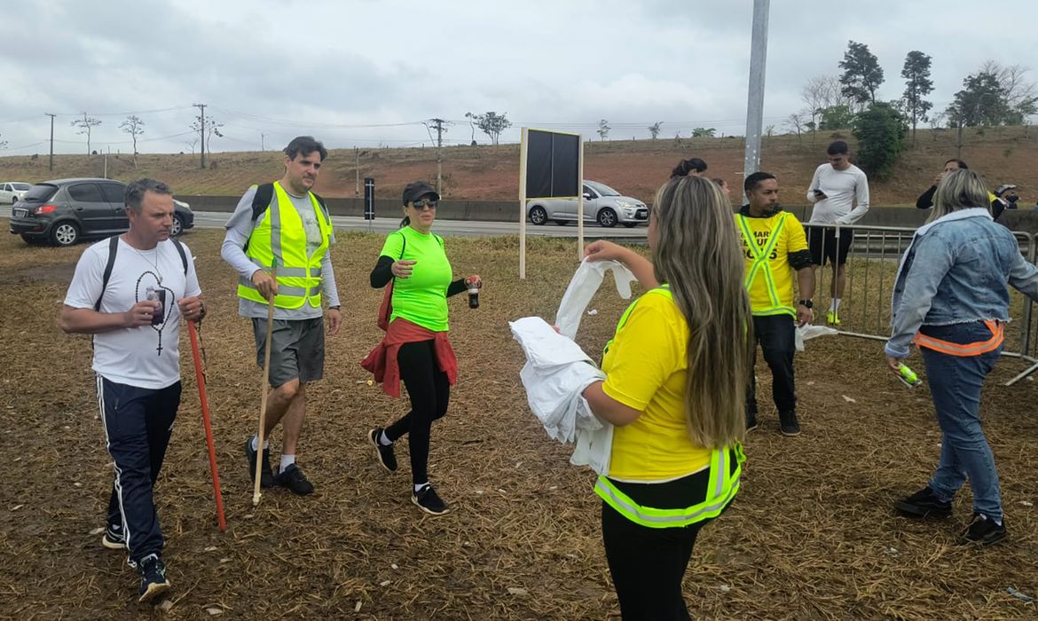 Romeiros que vão a Aparecida usam tendas de apoio em rodovias de SP