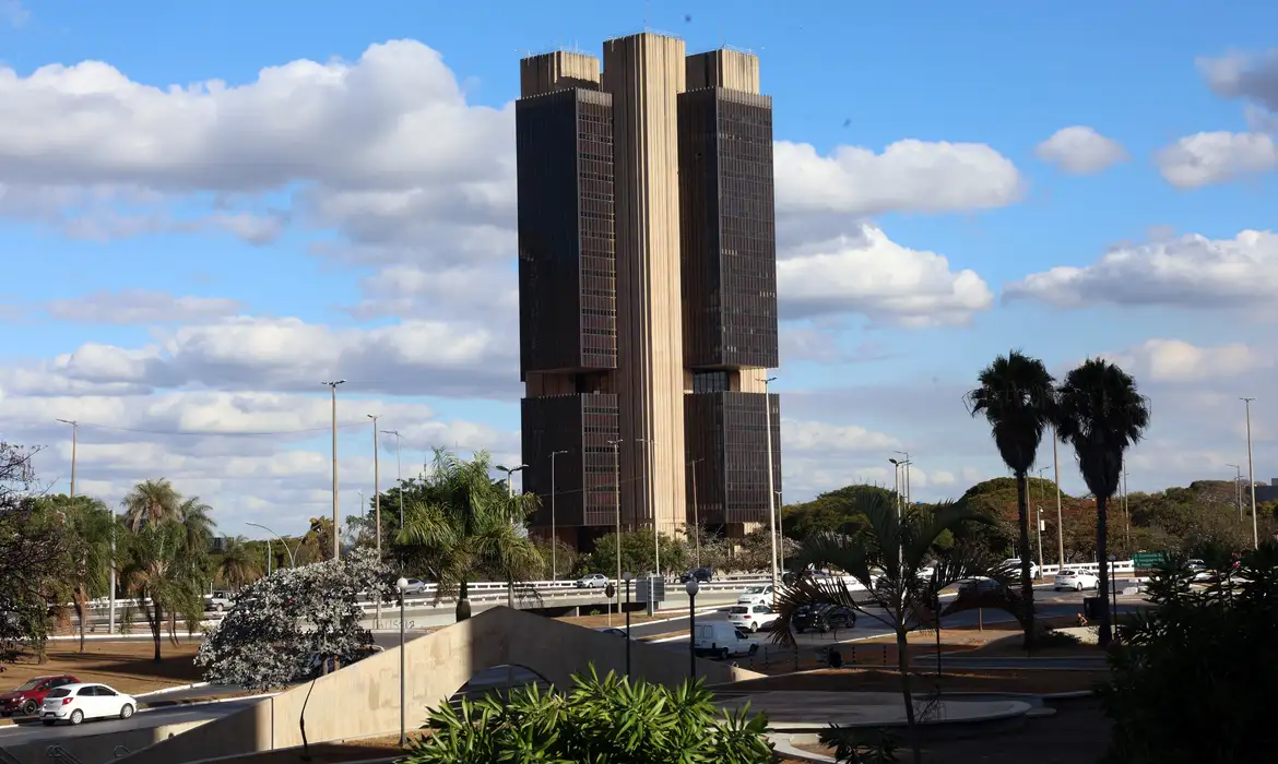 Inflação de 2025 ficará abaixo do teto da meta, em 4,45%