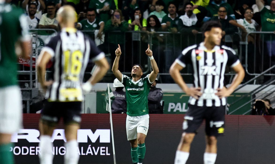 Vitor Roque decide e Palmeiras vence clássico com Santos no Brasileiro