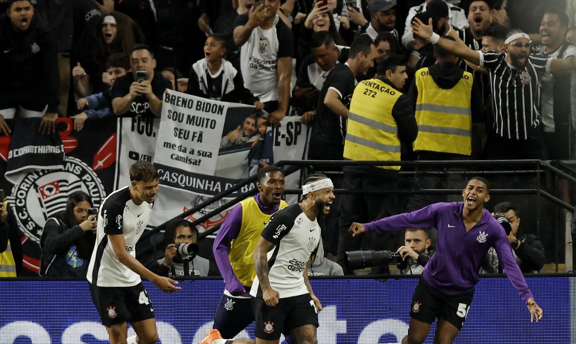 Depay e Yuri Alberto desequilibram e Corinthians vence Majestoso