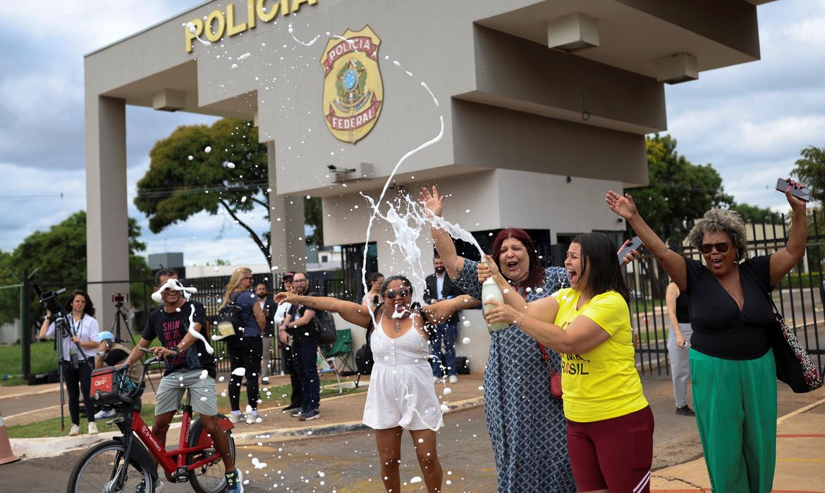 Manifestantes favoráveis e contrários a Bolsonaro fazem atos na PF