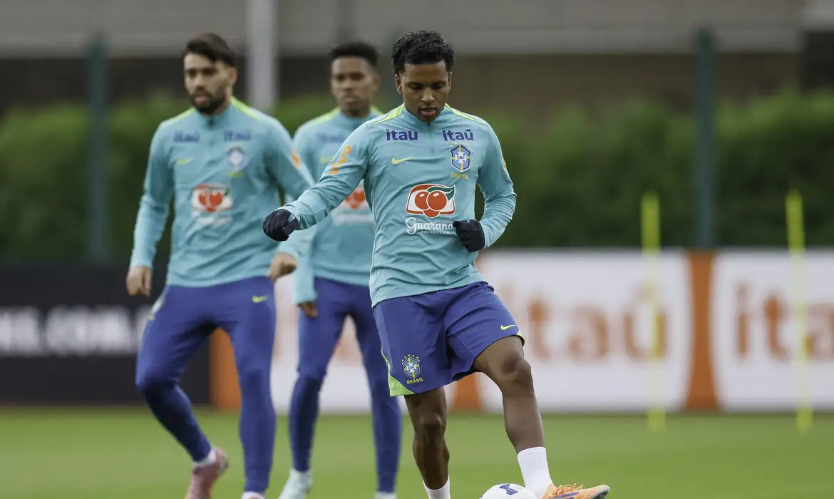 Seleção realiza primeiro treino para amistosos na Europa