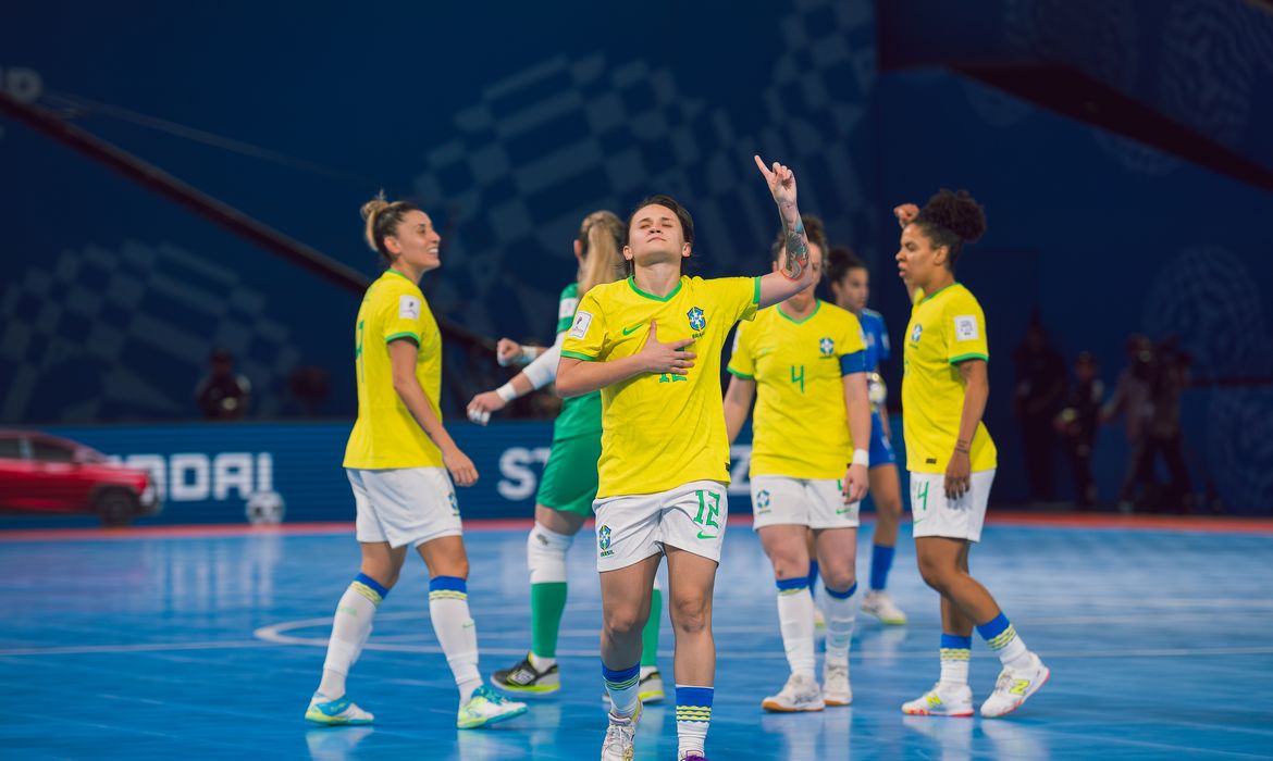 Brasil goleia Itália e está nas quartas da Copa do Mundo de futsal