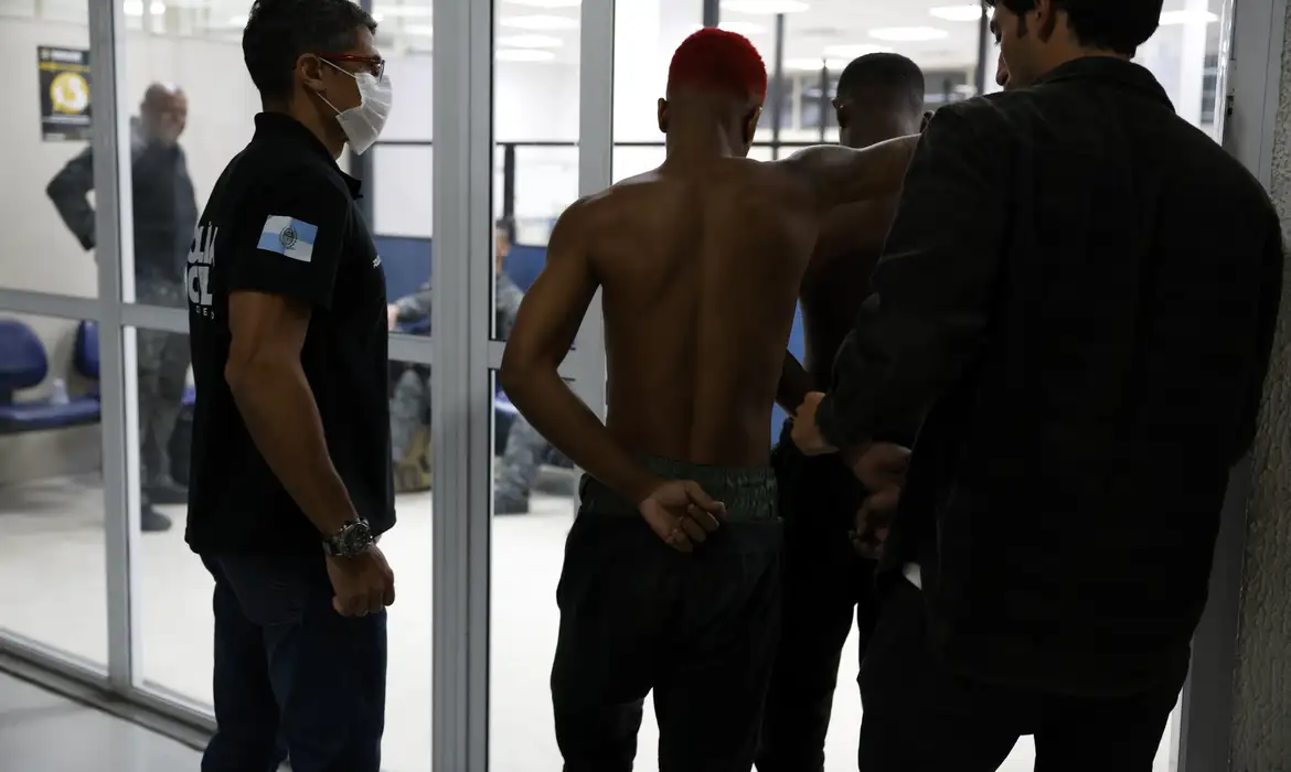 Avenida Brasil é interditada e carros são incendiados no Rio