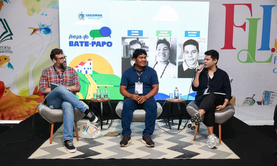 Escolas indígenas recebem 1° livro infantil em língua do Alto Xingu