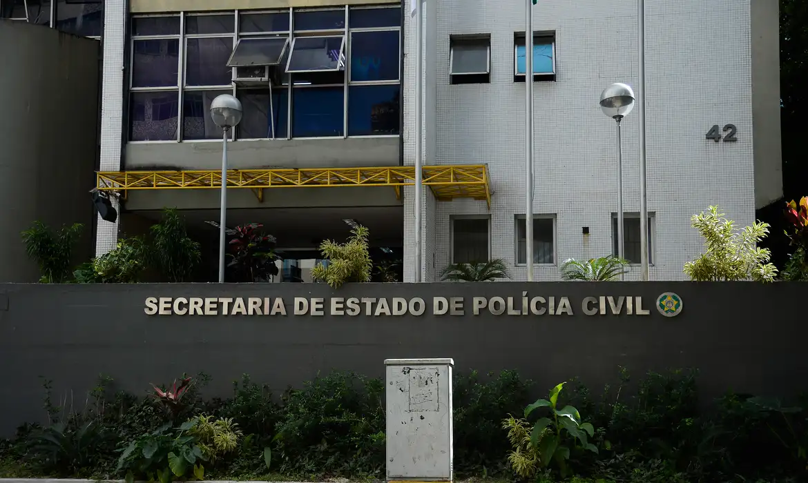 Menino é baleado na perna dentro de escola em operação policial no Rio
