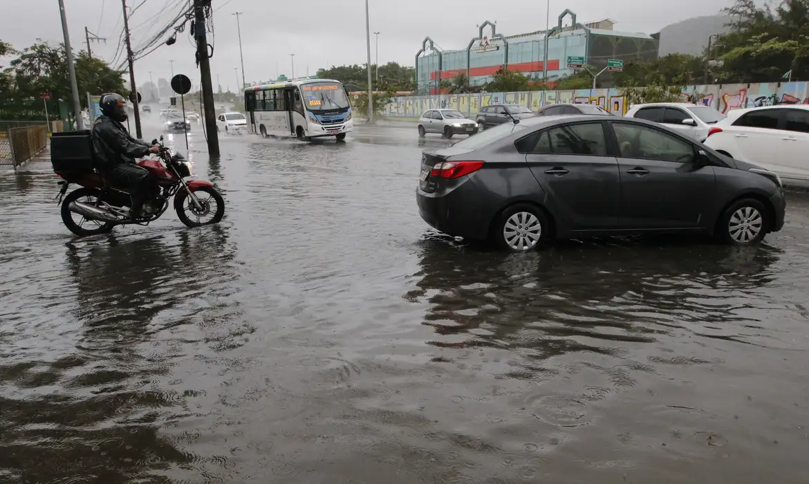 Frente fria derruba árvores e causa alagamentos no Rio de Janeiro