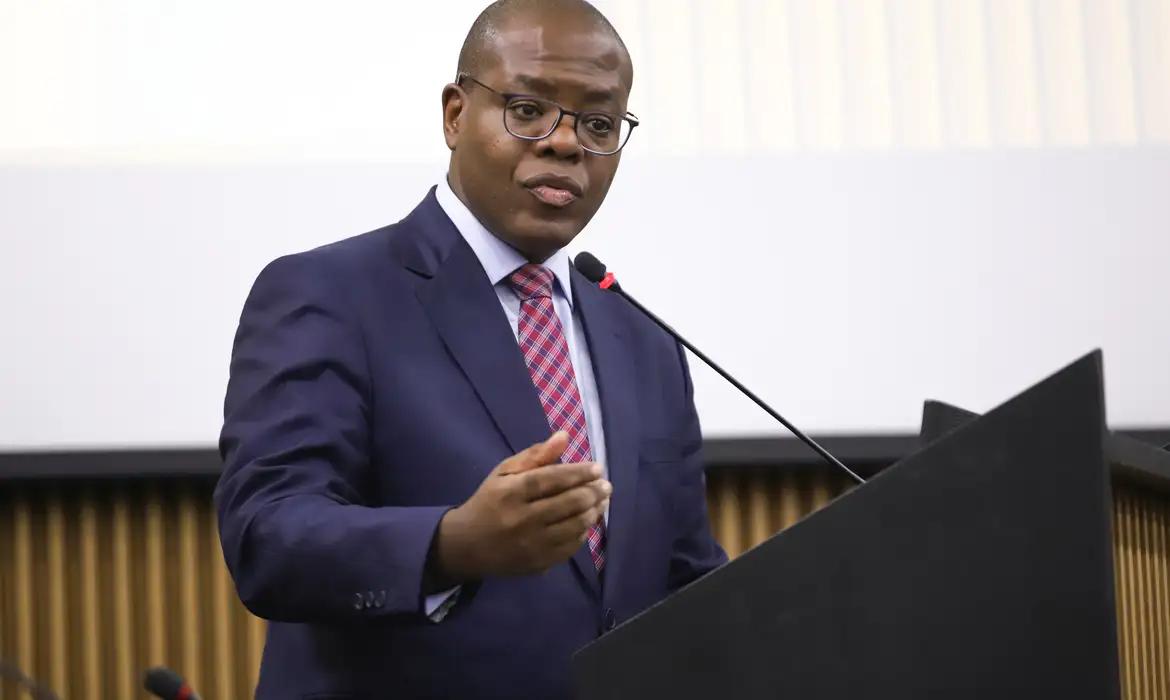 PF indicia ex-ministro Silvio Almeida por importunação sexual