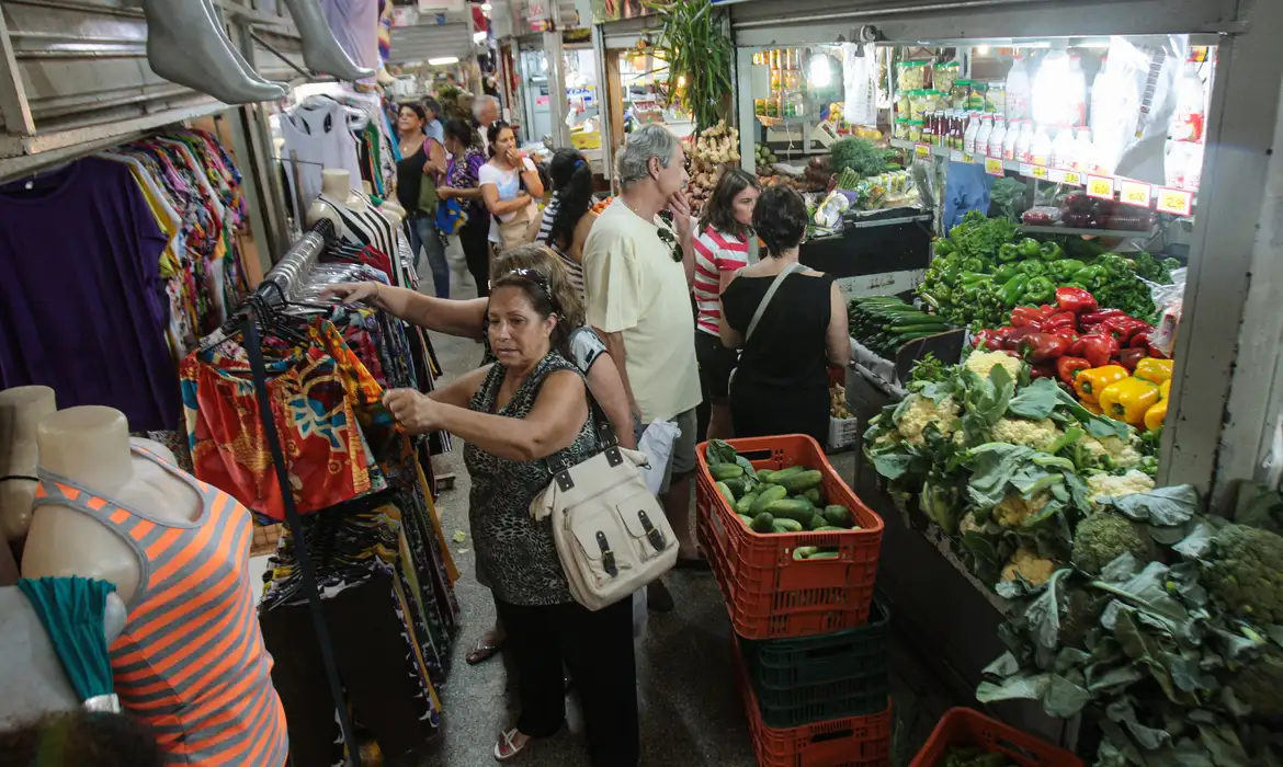INPC recua para 0,03% em outubro e acumula 4,49% em 12 meses