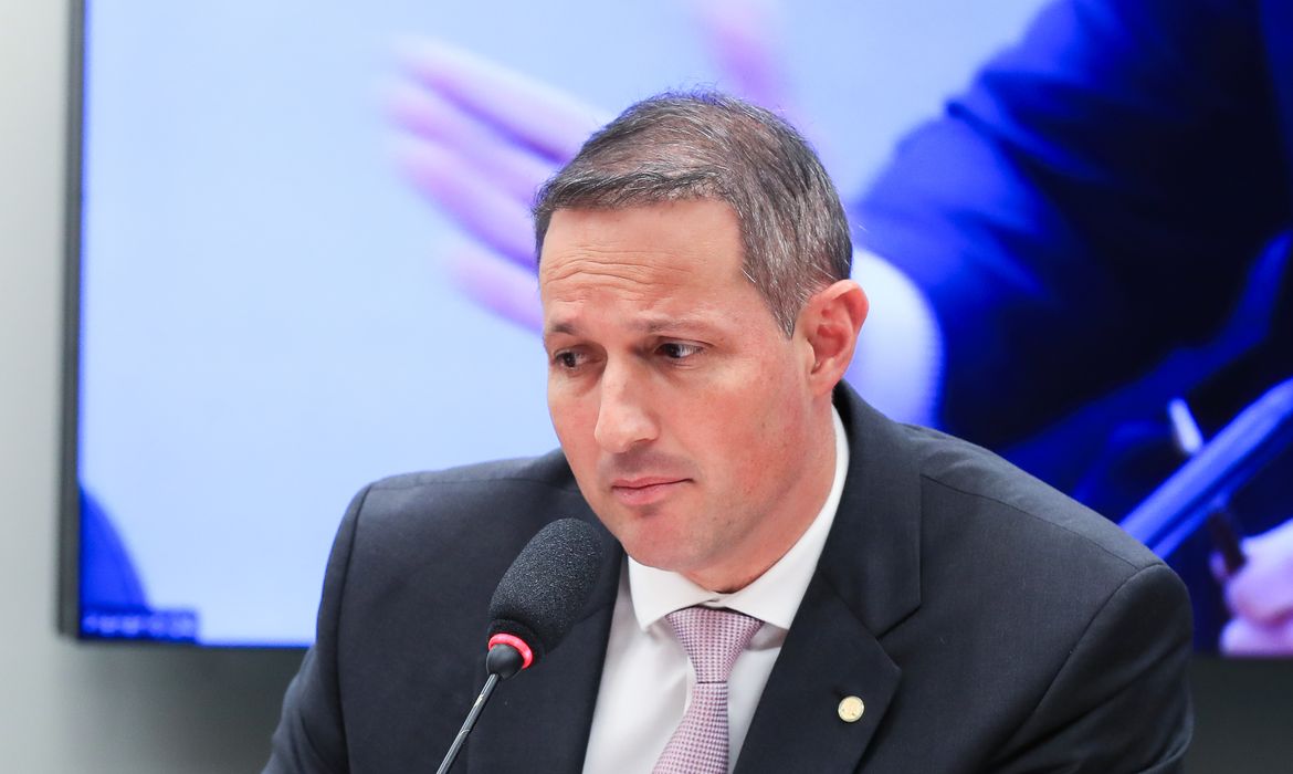 Derrite recua após críticas por limitar atuação da Polícia Federal