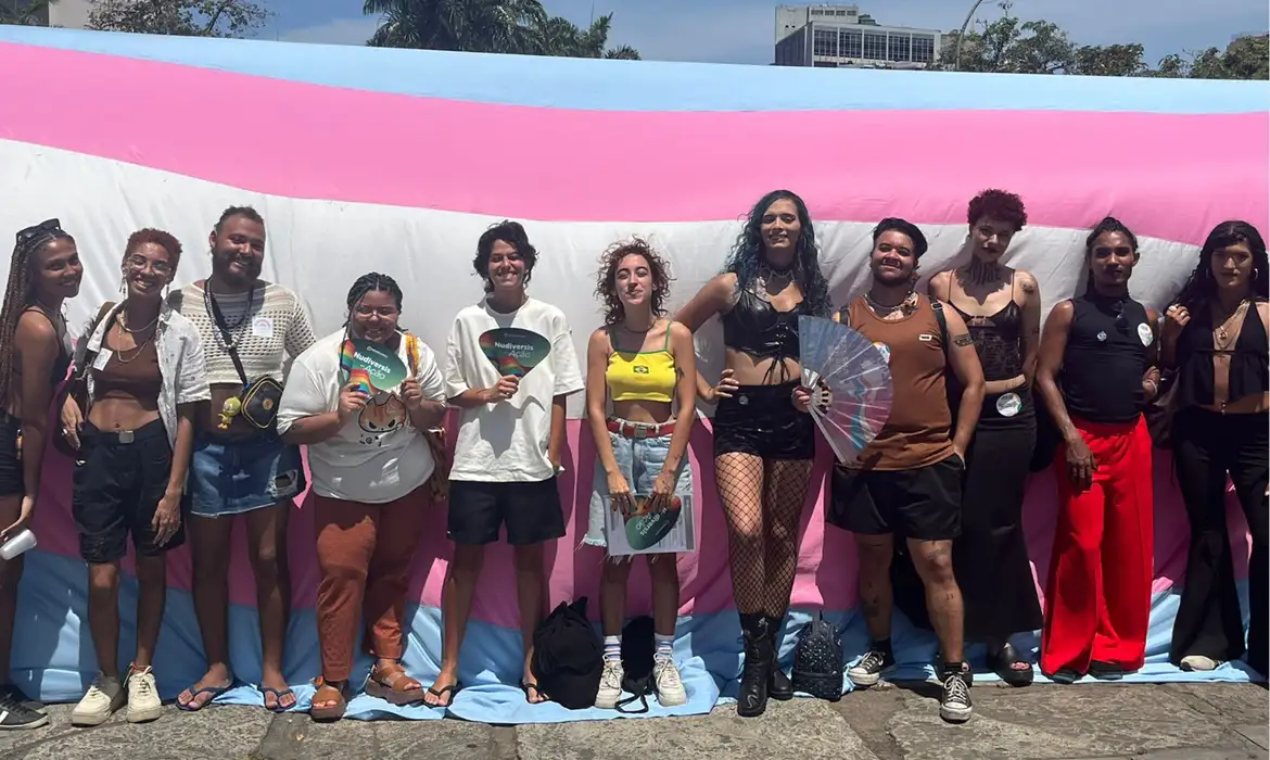 Marcha trans e travesti pede garantia de direitos e fim da violência