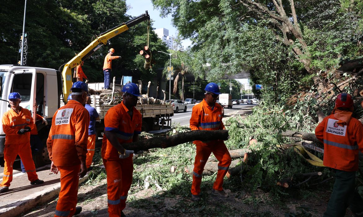 OAB Barro Preto - Há dois dias sem luz, moradores de São Paulo se adaptam e protestam