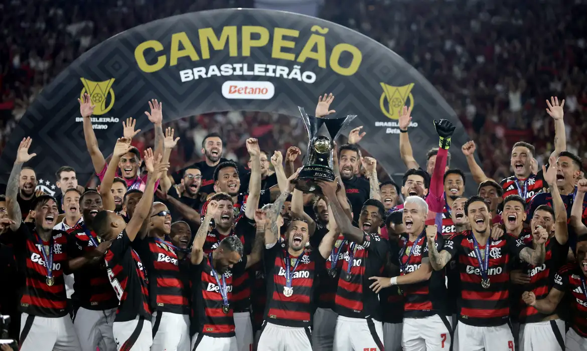 Flamengo derrota Ceará e coroa ano mágico com título Brasileiro