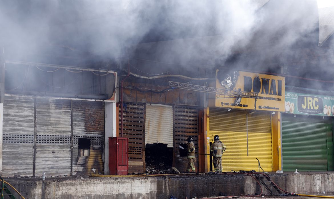 Incêndio no Ceasa/Rio está controlado; bombeiros trabalham no rescaldo
