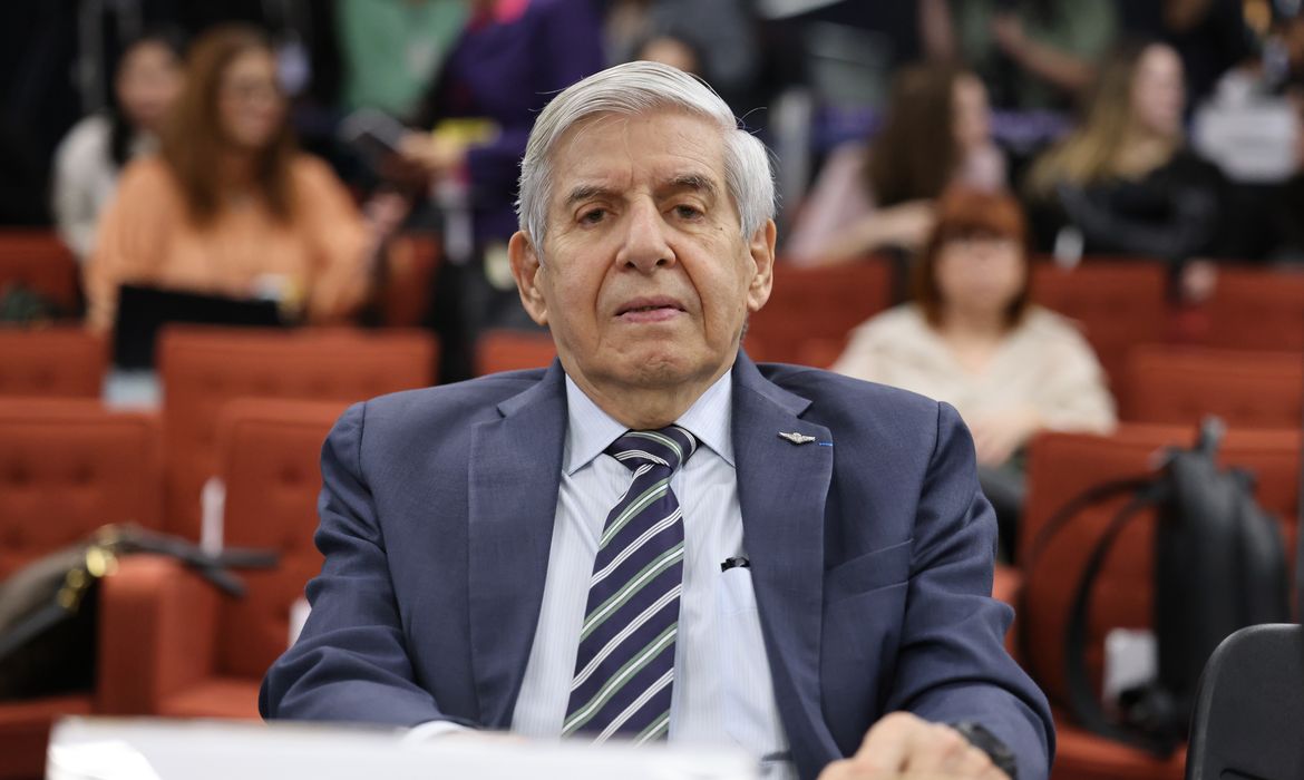 Moraes manda Heleno passar por perícia médica em 15 dias