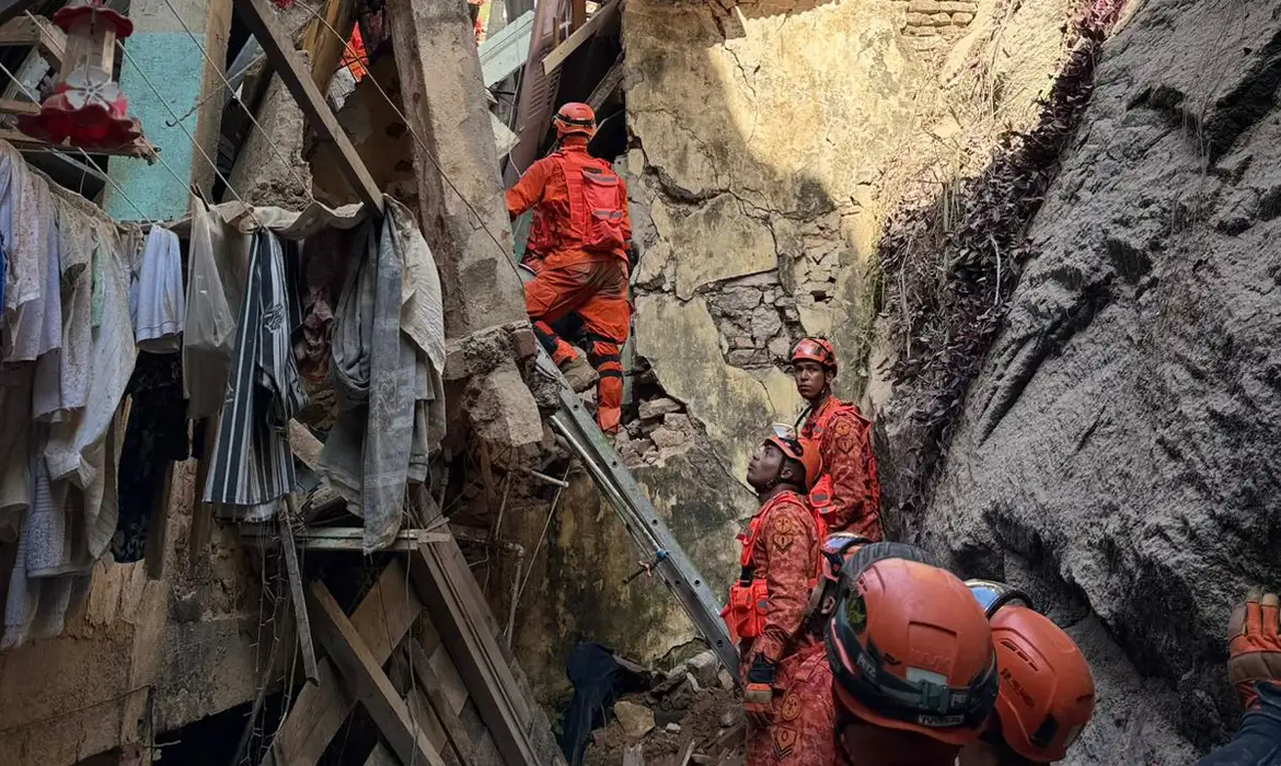 Bombeiros resgatam 17 pessoas de casarão que desabou no Rio