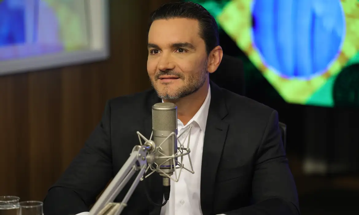 União Brasil decide expulsar ministro Celso Sabino da legenda