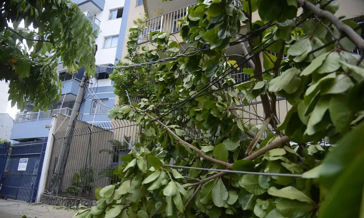 OAB Barro Preto - Rio registra fortes ventos devido à passagem de frente fria