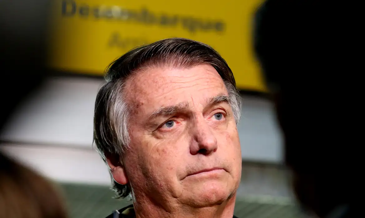 Bolsonaro deve ser internado amanhã para realizar cirurgia