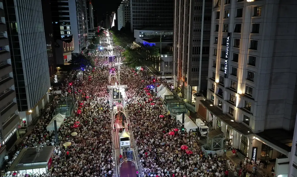 Réveillon na Avenida Paulista teve música e fogos silenciosos