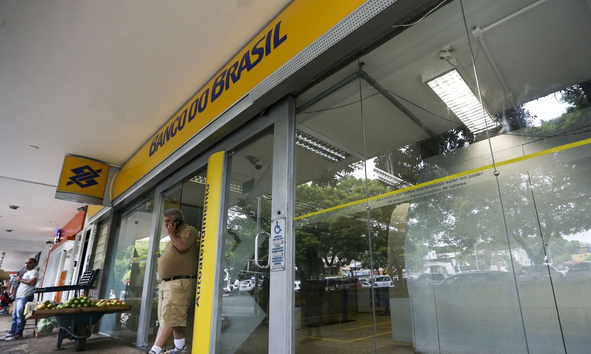 Bancos voltam a funcionar normalmente nesta sexta-feira