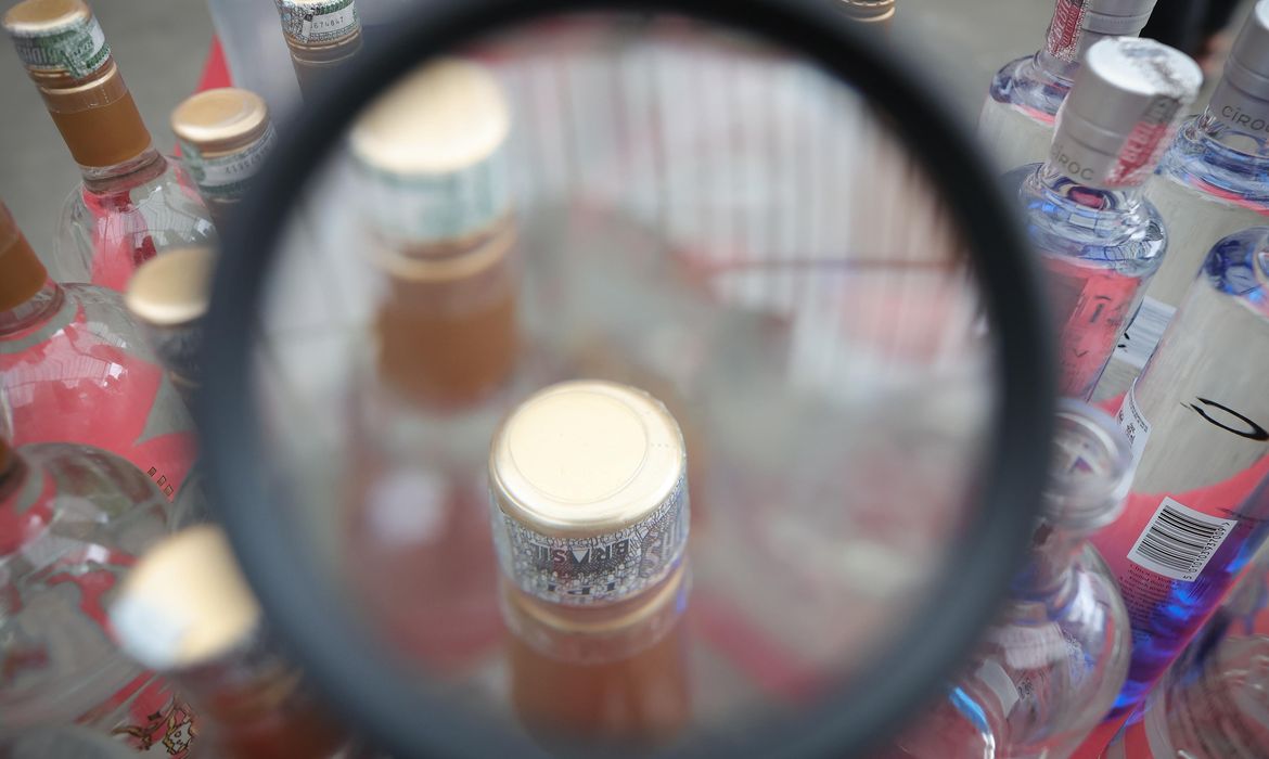 Operação que combate falsificação de bebidas prende duas pessoas em SP