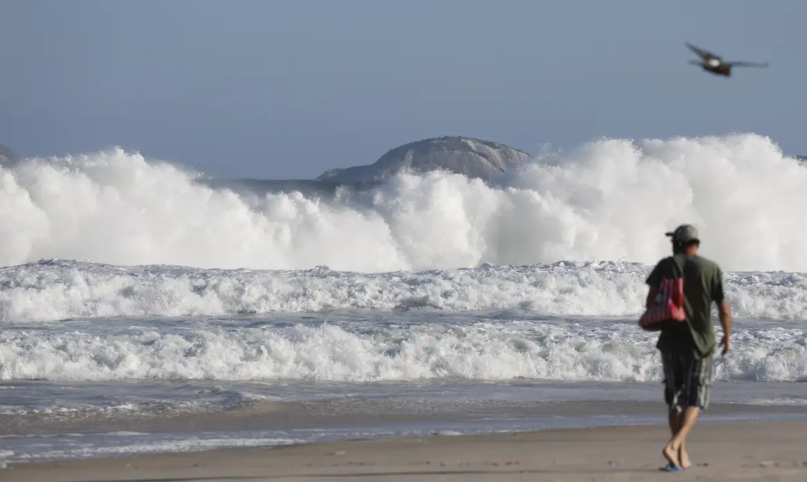 RJ: praias seguem com ressaca e banhistas devem evitar entrar no mar