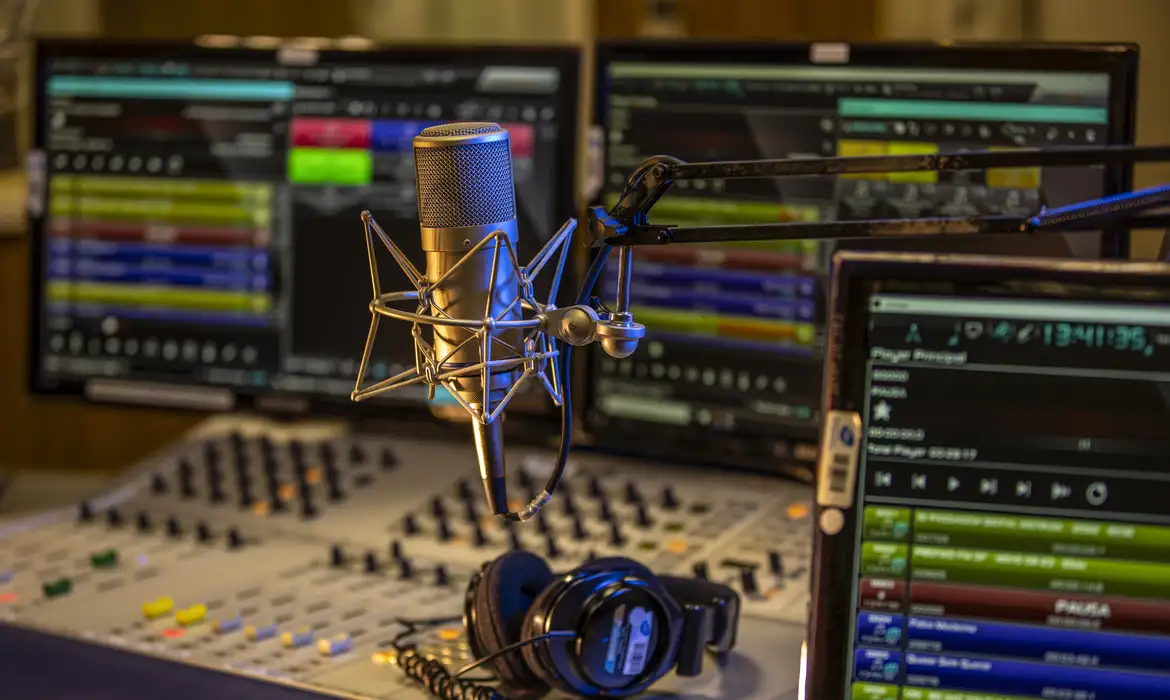 Rádio MEC e Nacional têm crescimento histórico de audiência em 2025