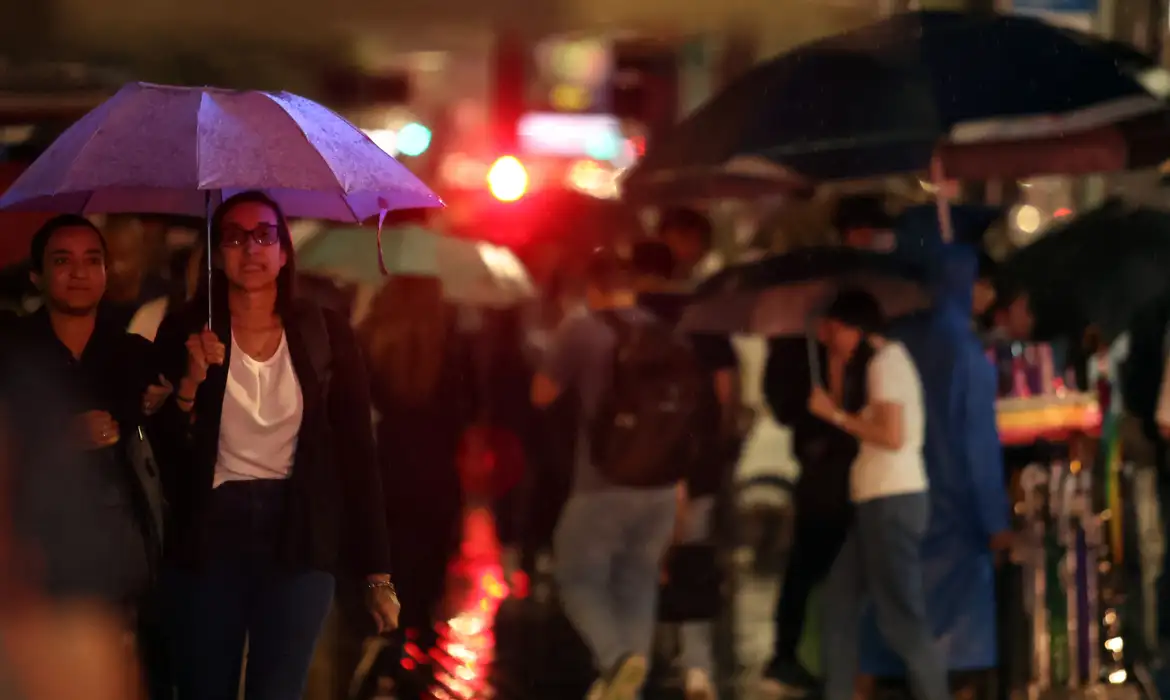 Temporais provocam alagamentos e deixam cidade de São Paulo em alerta
