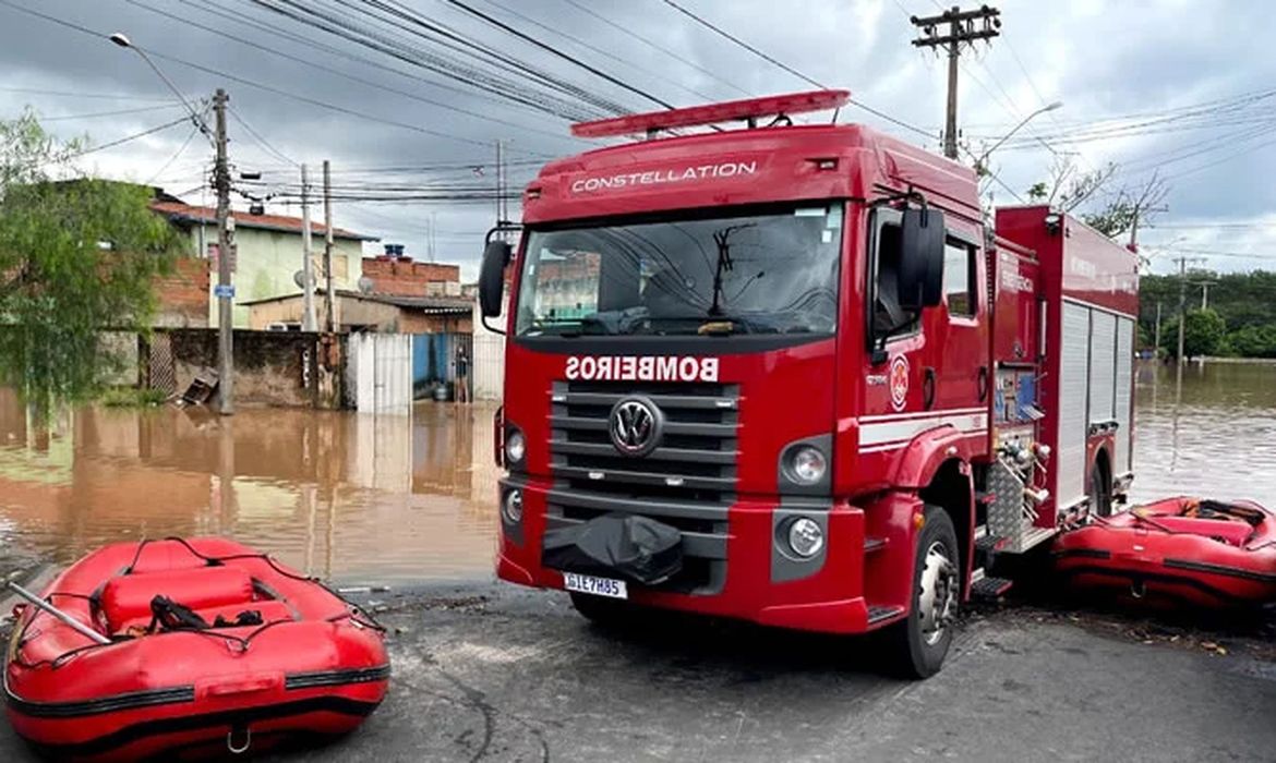 Bombeiros localizam corpo de mulher que desapareceu em enchente em SP