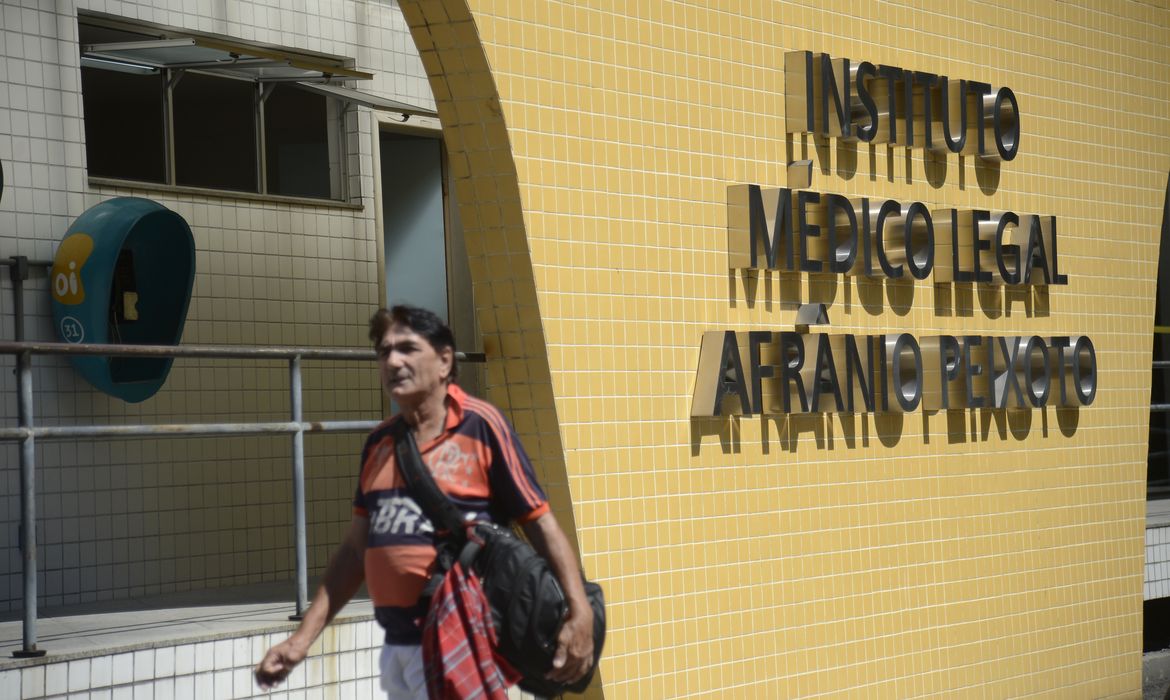 Corpo de adolescente que desapareceu no mar é liberado pelo IML do Rio