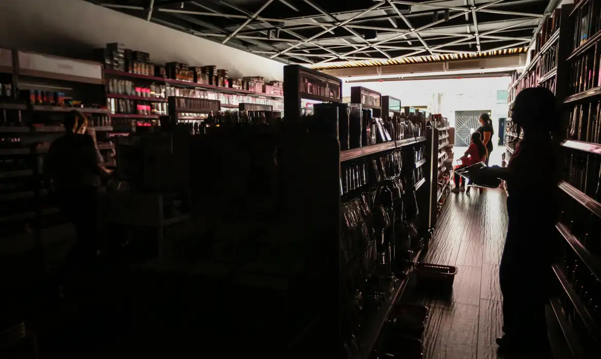 Enel é multada em R$ 14 milhões por falhas no fornecimento de energia