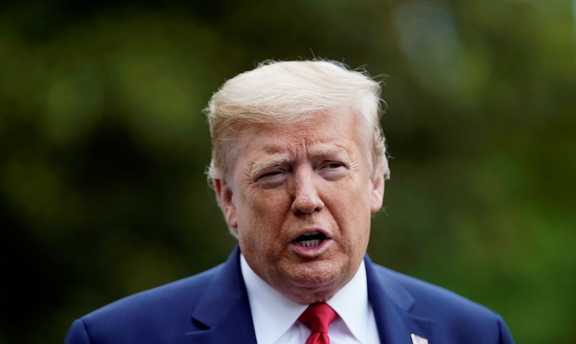 Trump posta vídeo racista com casal Obama como macacos