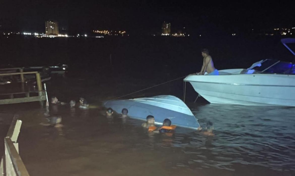 Lancha colide com píer e deixa seis mortos na divisa entre MG e SP