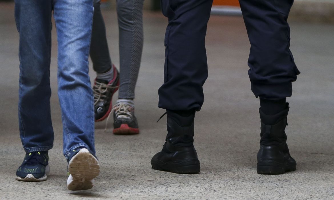 Justiça suspende regras de escolas cívico-militares em SP