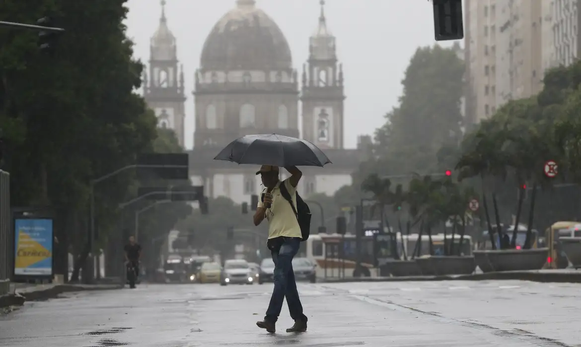 Chuvas intensas no Rio de Janeiro levam ao acionamento da Marinha