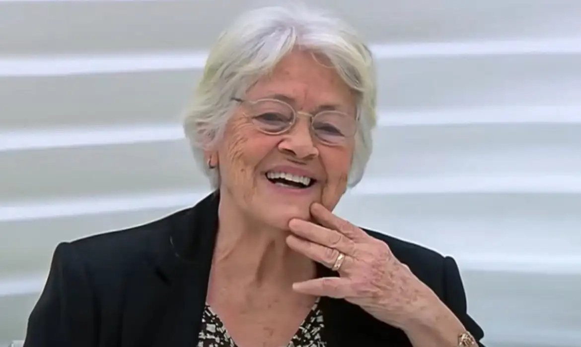 Adélia Prado recebe alta hospitalar e está em casa