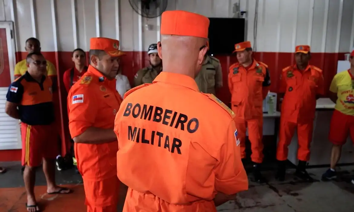 Corpo de terceira vítima de naufrágio no Rio Amazonas é enterrado