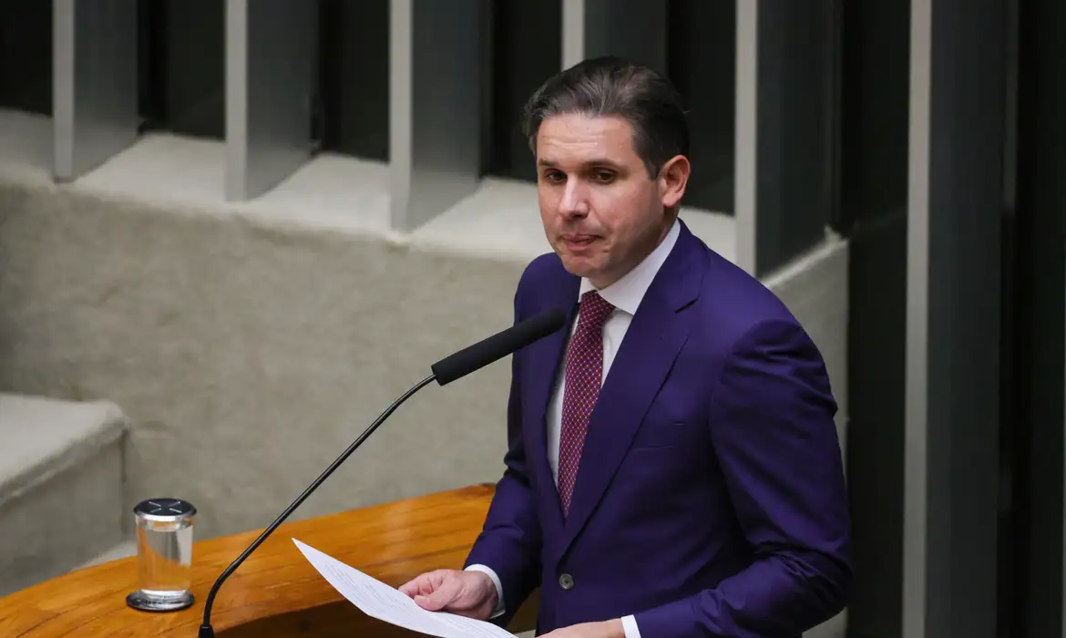 Motta promete avançar sobre escala 6×1 e trabalho por aplicativos