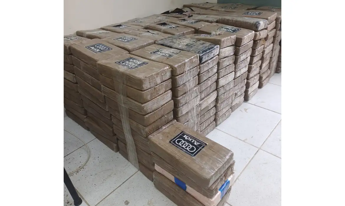 Operação internacional apreende 1,3 t de cocaína em alto mar