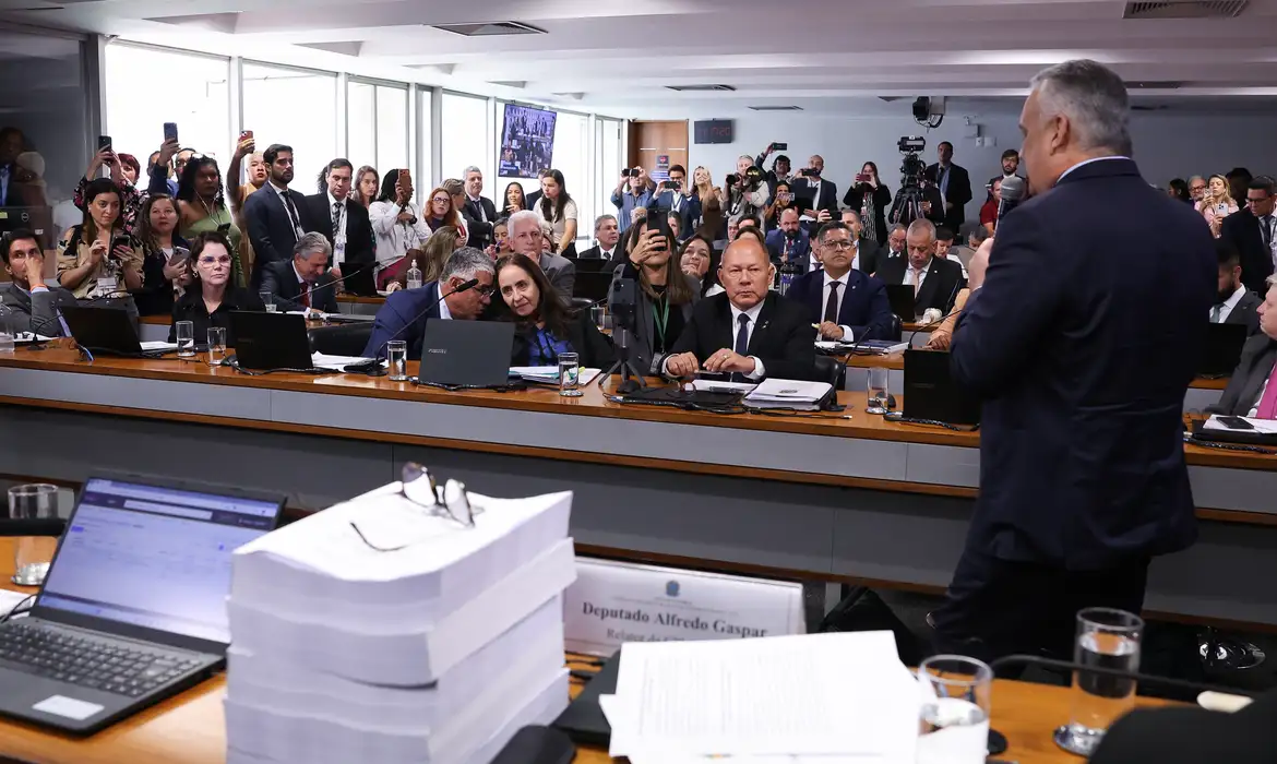 Relatório da CPMI do INSS pede indiciamento de 216 pessoas