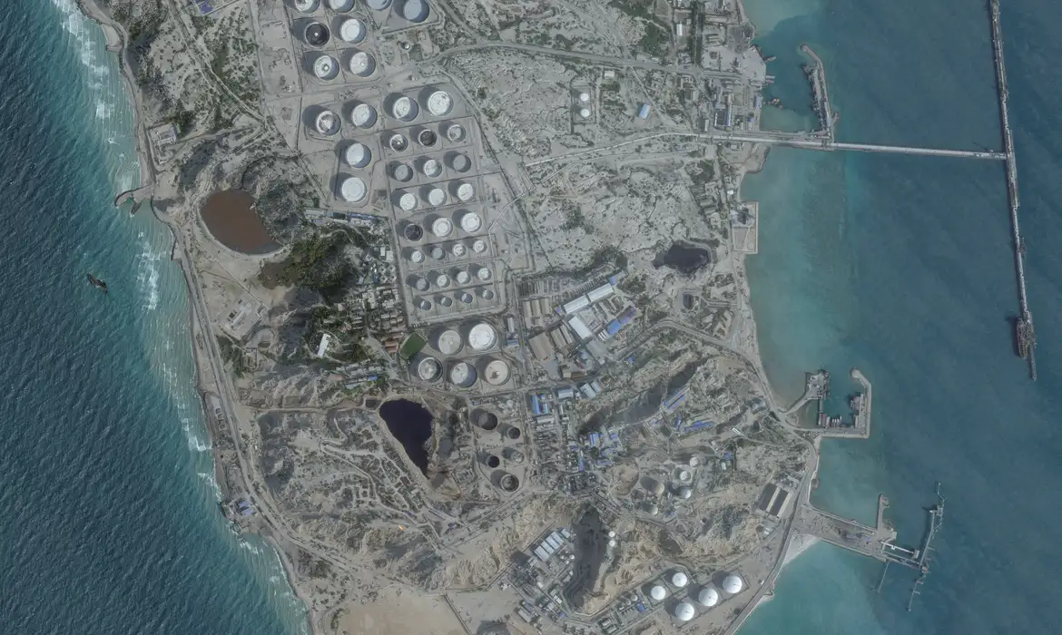 Irã incendeia petroleiro gigante perto de Dubai após alertas de Trump