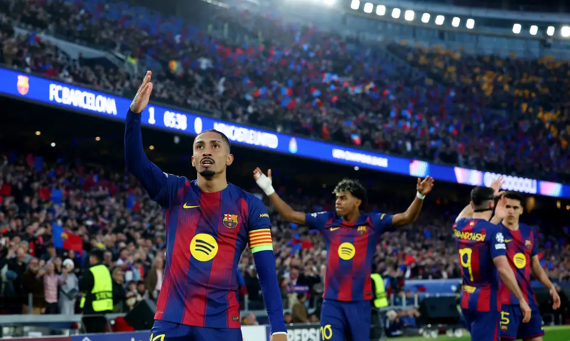 Raphinha marca dois em goleada do Barcelona na Liga dos Campeões