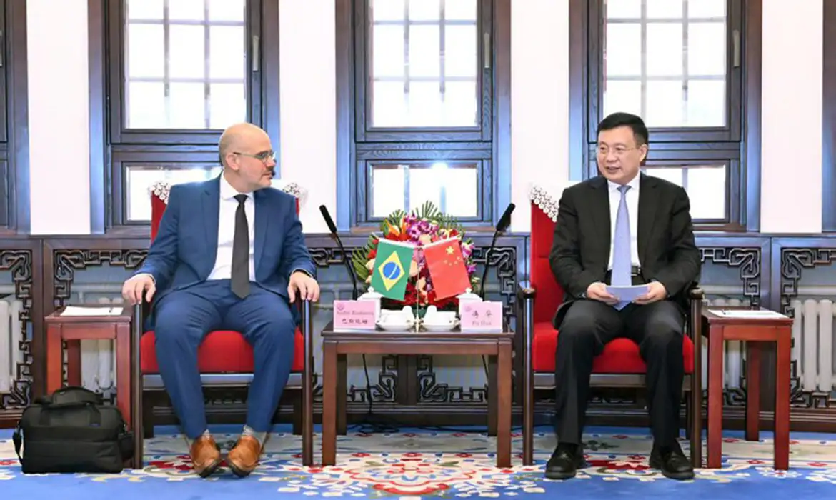 Presidente da EBC busca parcerias em visita institucional à China