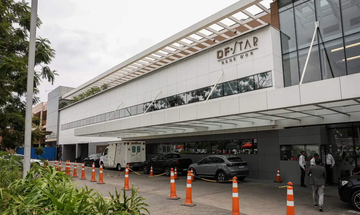 Bolsonaro é internado em UTI hospitalar com broncopneumonia bilateral