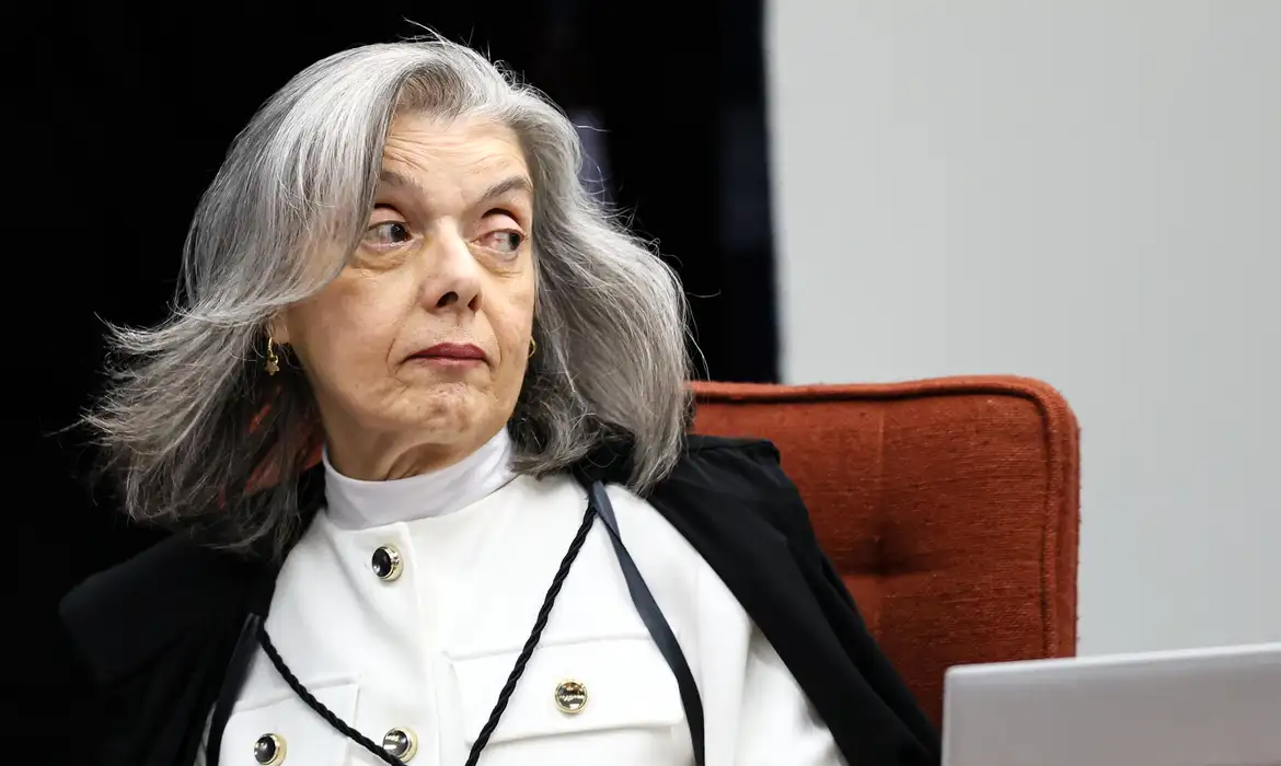 Cármen Lúcia relata ameaça de bomba em palestra a estudantes no DF